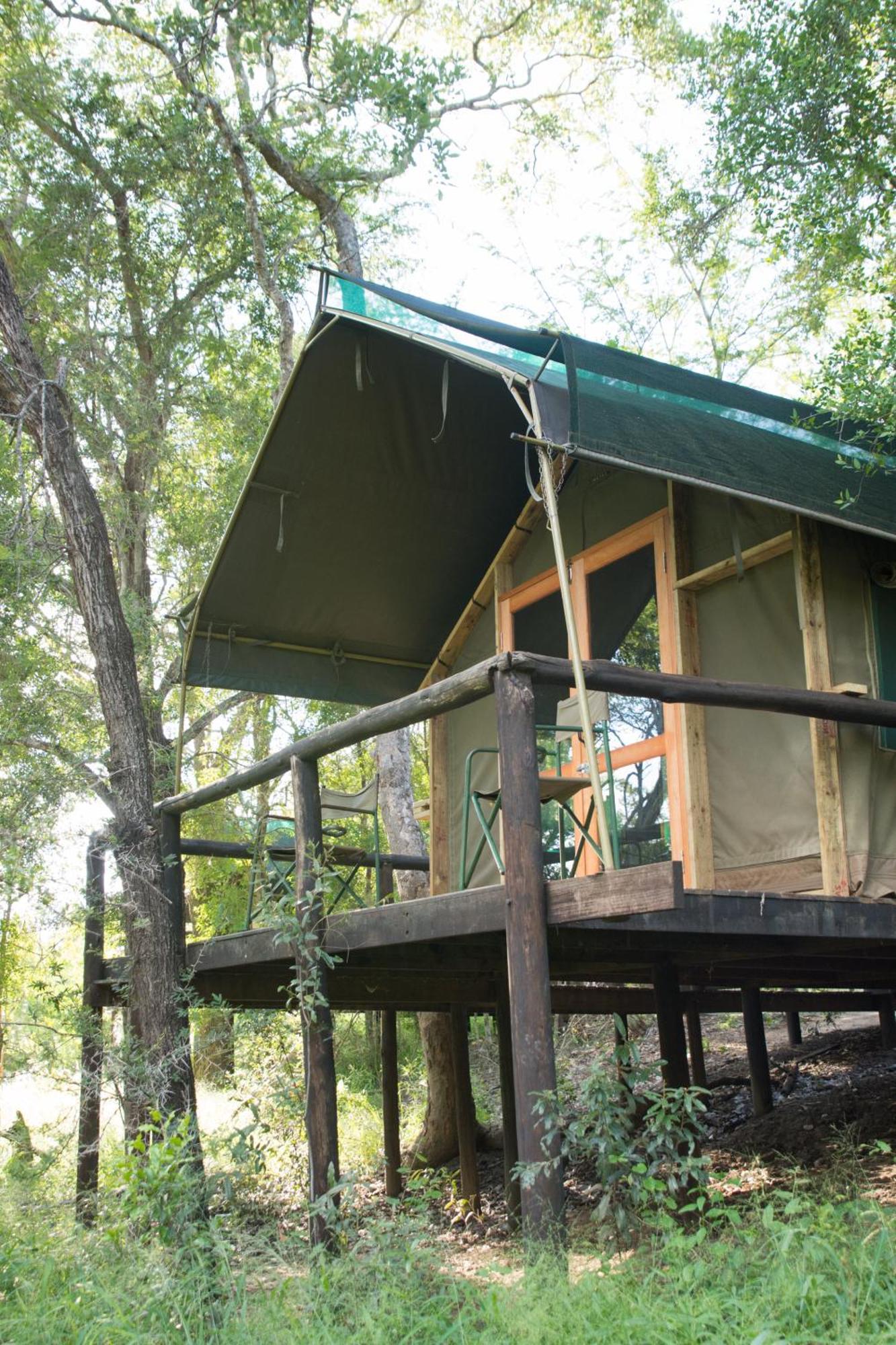 Ndzhaka Tented Camp заповідник Маньєлеті Номер фото