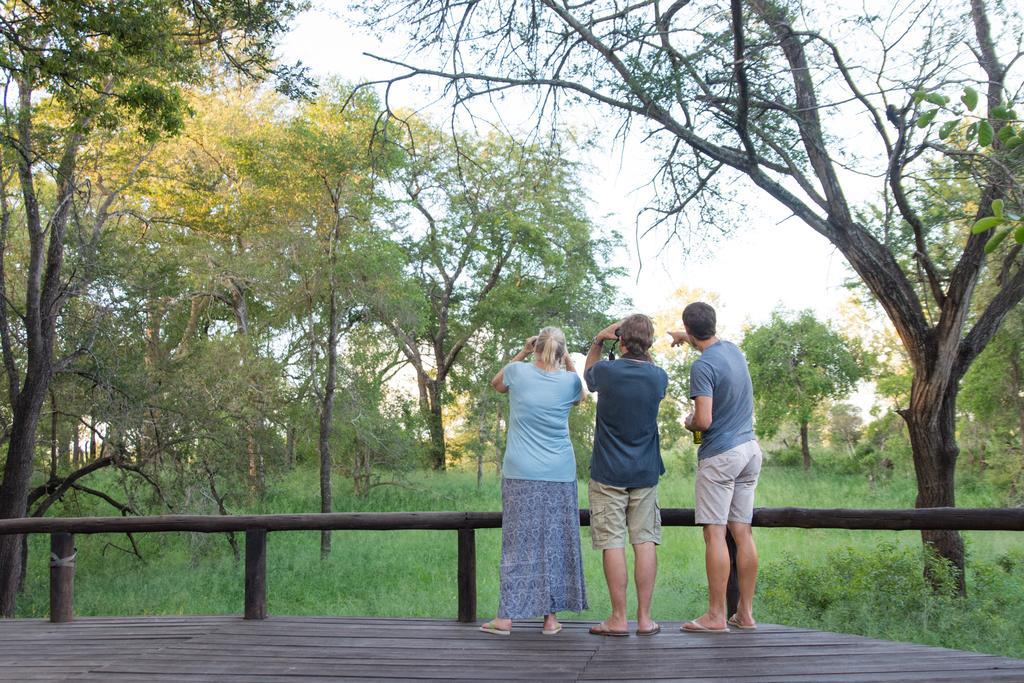 Ndzhaka Tented Camp заповідник Маньєлеті Екстер'єр фото