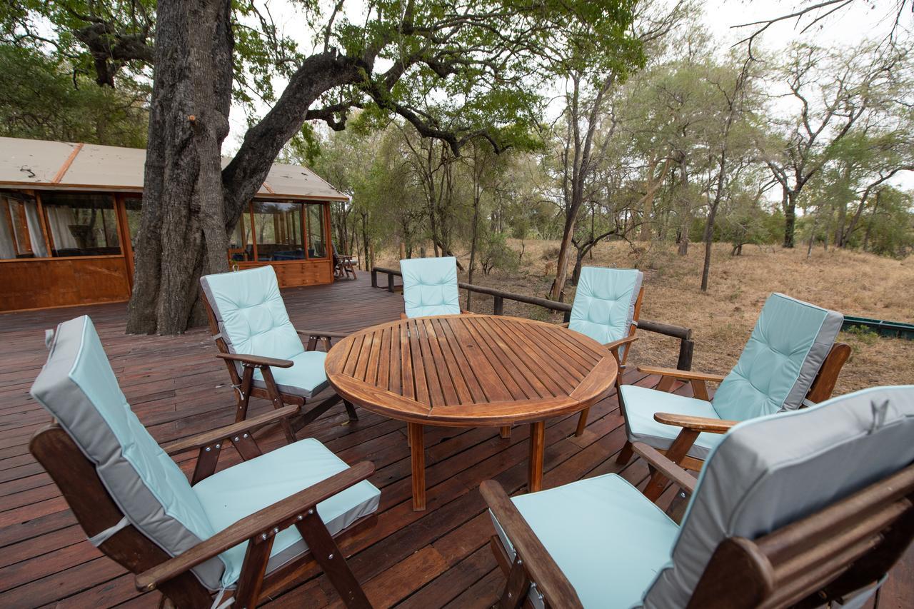 Ndzhaka Tented Camp заповідник Маньєлеті Екстер'єр фото